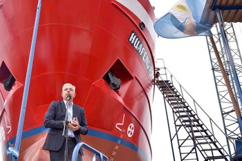 Julián Domínguez junto al Huafeng 827, el buque botado en Mar del Plata.