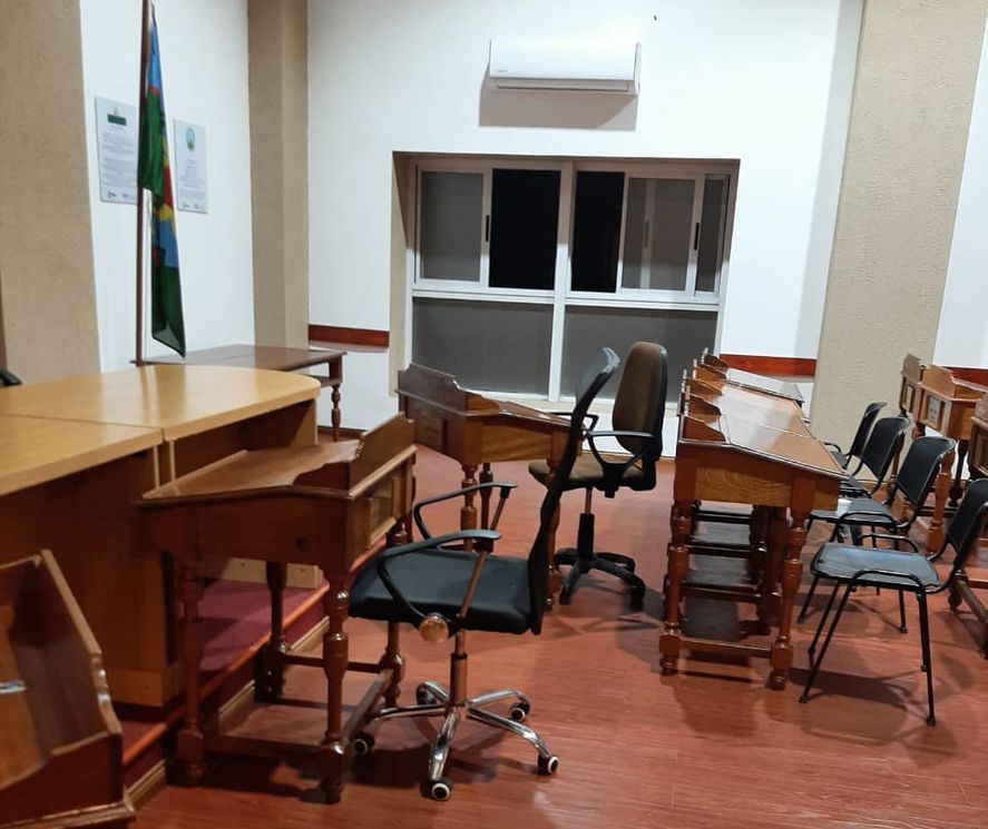 Hubo daños en ventanas, mobiliario y las bancas en las que habitualmente sesionan los ediles de General Rodríguez