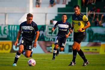 la fabrica del mediocampo de gimnasia: bolivar destaco el presente y el futuro con miramon y sanchez