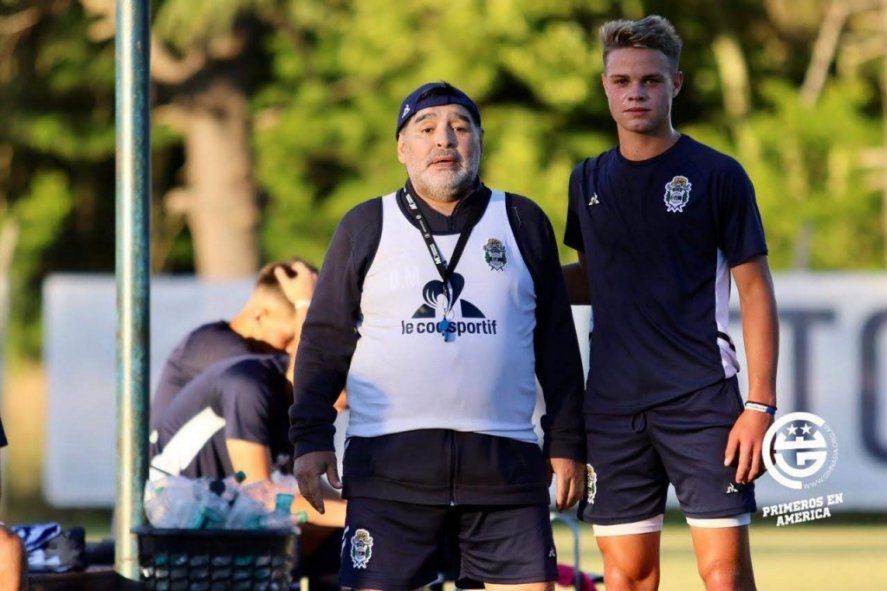 Ignacio Miramón junto a Diego Maradona en 2020 en una práctica de Gimnasia. (Foto: prensa GELP)