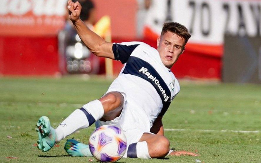 Ignacio Miramón, mediocampista de Gimnasia, en acción en Barracas. (Foto: prensa GELP)