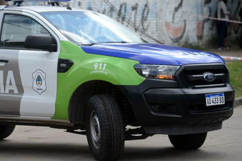 una moto incendiada, persecucion y tiroteo en tolosa
