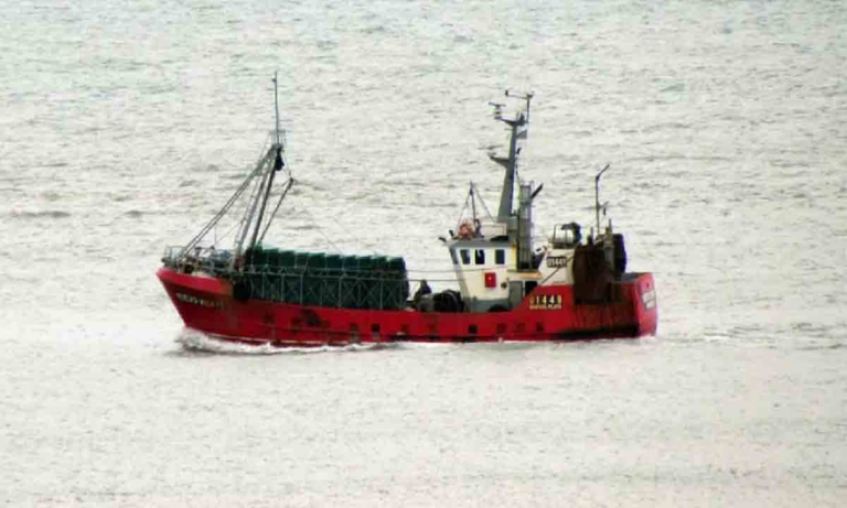 Casi 80 barcos buscan a un marinero en Puerto Madryn