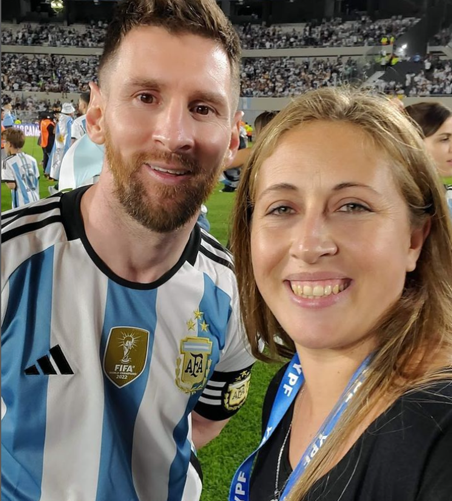 La bonaerense Eliana Pantano junto al campeón del mundo Lionel Messi. 