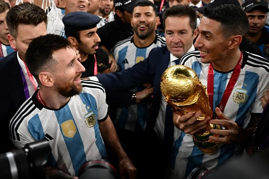 El momento en el que Di María le señala a Messi que la copa era falsa. 