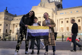 Este Día Internacional de la Visibilidad No Binaria se realiza la primera marcha en Argentina.