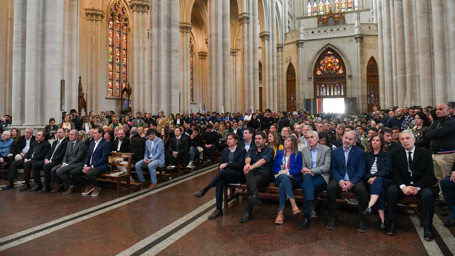 Axel Kicillof y Julio Garro en una de las últimas misas en La Plata Axel Kicillof y Julio Garro en una de las últimas misas en La Plata