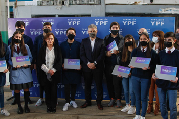 ypf continua entregando notebooks y material educativo