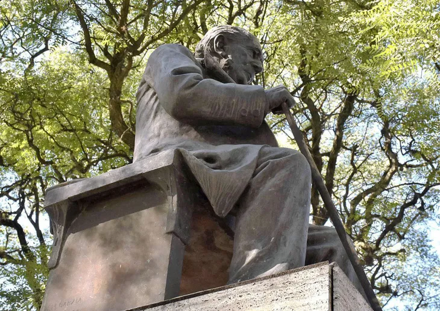 Monumento a Esteban Adrogué, en el partido de Almirante Brown