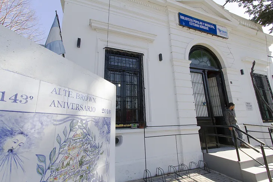 Biblioteca Esteban Adrogué, en ALmirante Brown