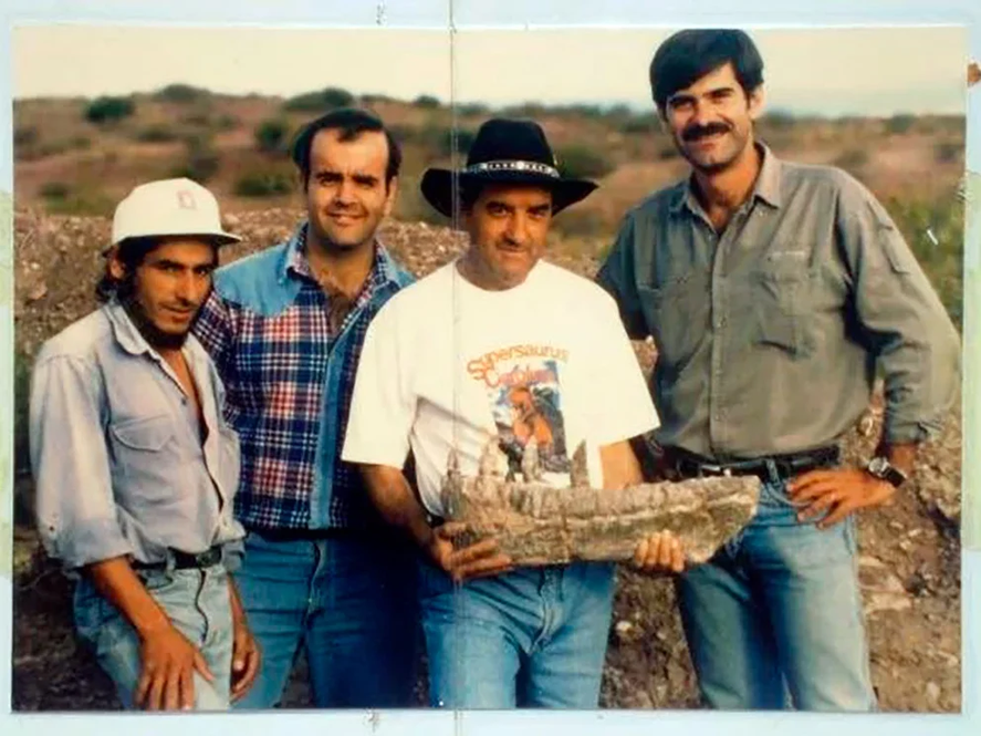 Parte de los restos del dinosaurio hallado por Rubén Carolini y el equipo de científicos en Villa El Chocón, Neuquén