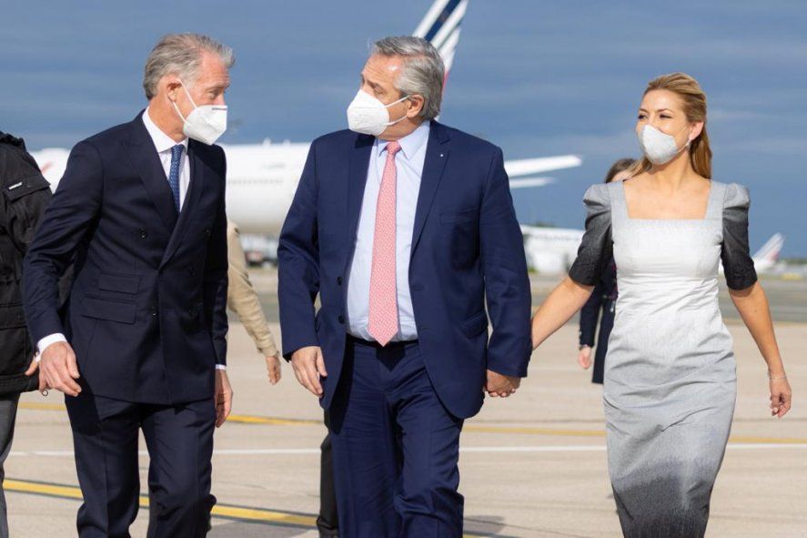 El arribo de Alberto Fernández a París. Comparó las restricciones por el Coronavirus con las de la Capital Federal