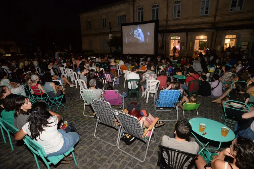 Como todos los viernes, continúan los ciclos de cine en Meridiano V.