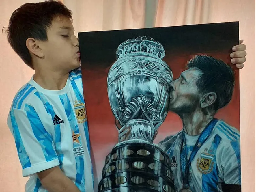 El artista de Pergamino le entregó su obra a Lionel Messi