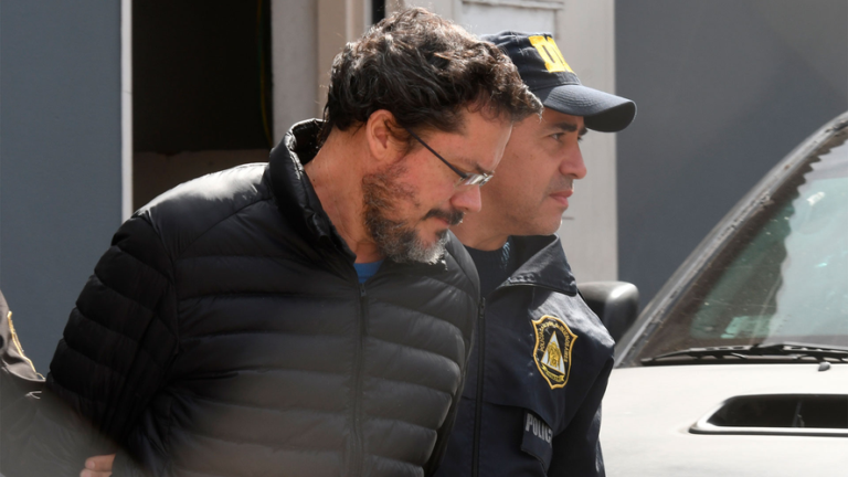 El detenido por el doble parricidio de Vicente López le apuntó a su hermano