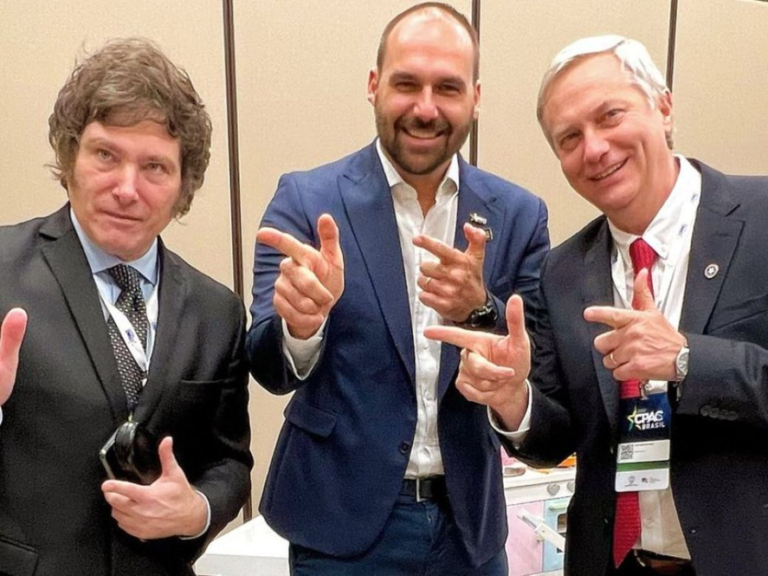 El día que el hijo de Jair Bolsonaro ponderó el sistema electoral argentino