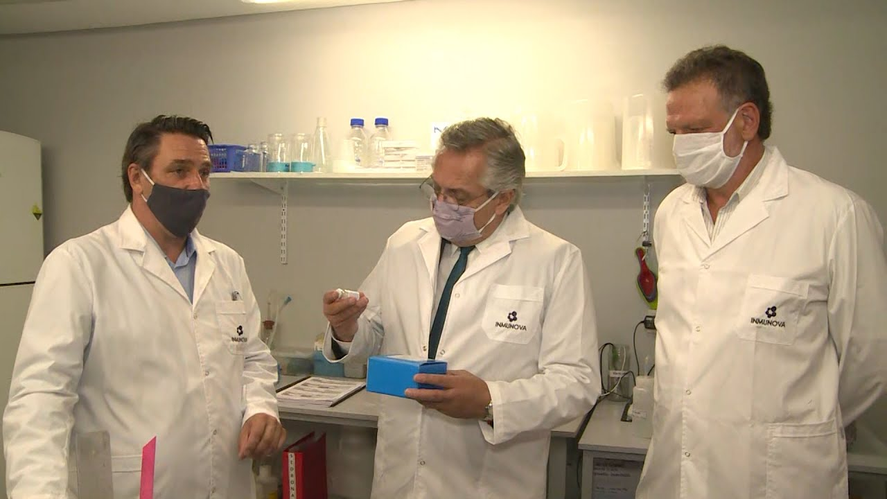 Alberto Fernández visitó uno de los laboratorios beneficiados como parte del apoyo del Gobierno al sector en cuestión