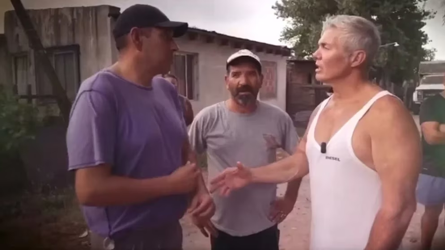 José Luis Auge -de remera gris- en el spot de Fernando Burlando
