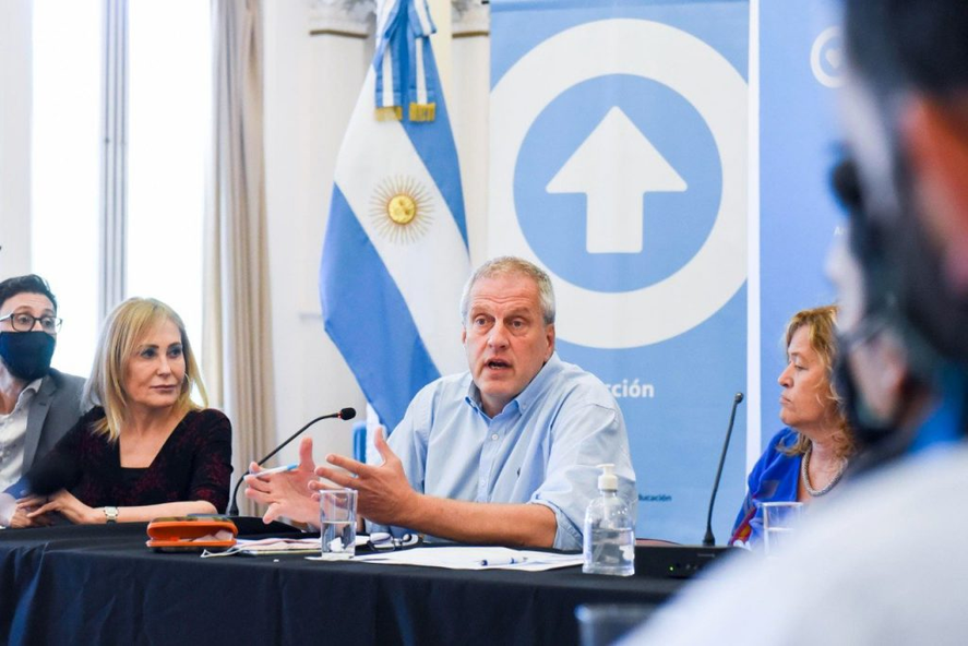 Silvina Gvirtz (izquierda), al lado del ministro Jaime Perczyk