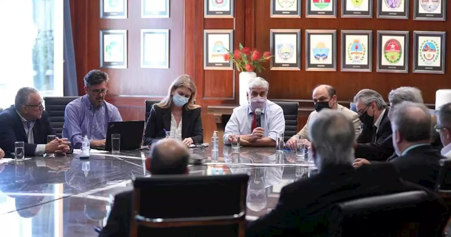 Feletti junto a representantes empresarios