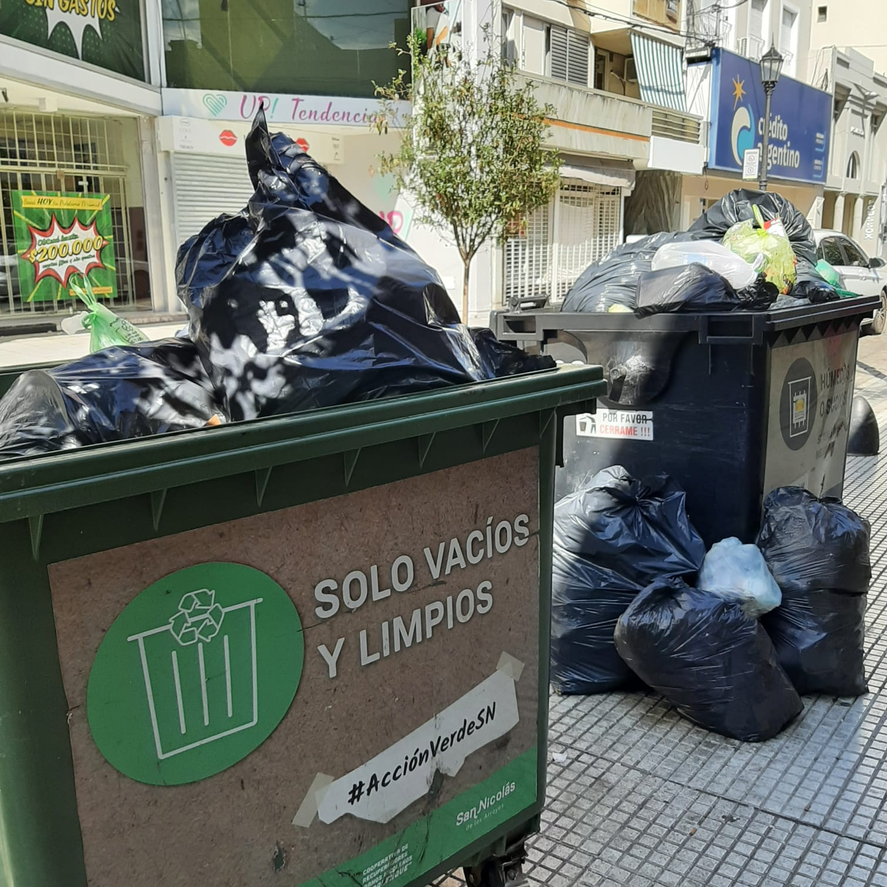 Los contenedores de basura lucían repletos de residuos