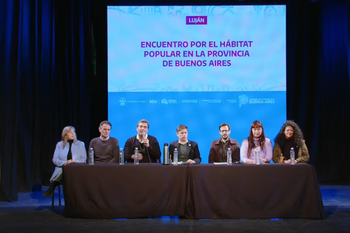 El gobernador Axel Kicillof encabezó un encuentro con un nutrido grupo de intendentes sobre los avanzaces en materia de urbanización y apuntó a la oposición.