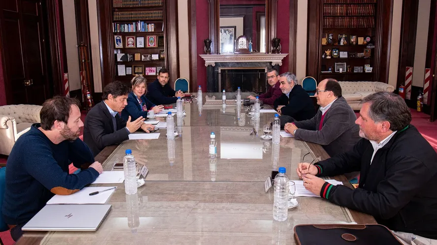 Axel Kicillof junto a intendentes radicales. La foto es de archivo pero se reeditó hoy. Axel Kicillof junto a intendentes radicales. La foto es de archivo pero se reeditó hoy.