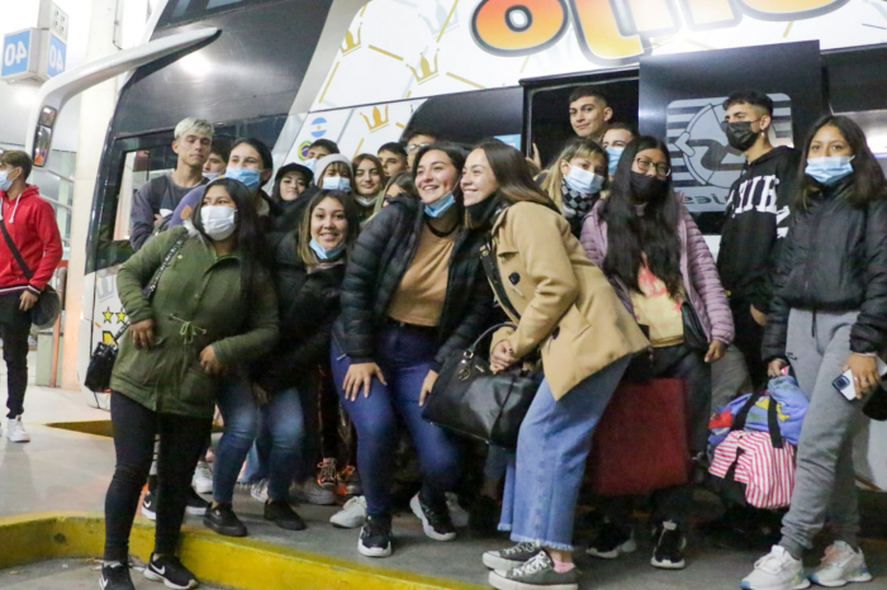 Ayer salieron los primeros viajes de egresados financiados por la Provincia
