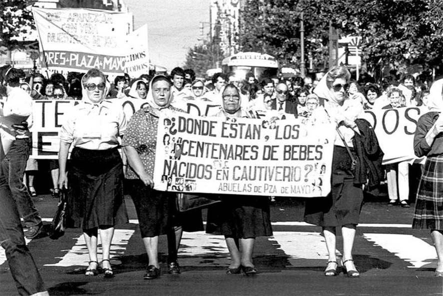 Las Abuelas de Plaza de Mayo Chela Fontana, Raquel Radío de Marizcurrena, Clara Jurado y Eva Castillo Barrios marchan junto a las Madres.