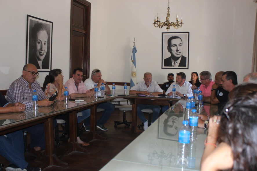 Un día antes de movilizar a la Legislatura, los municipales se reunieron con el senador y sindicalista Omar Plaini