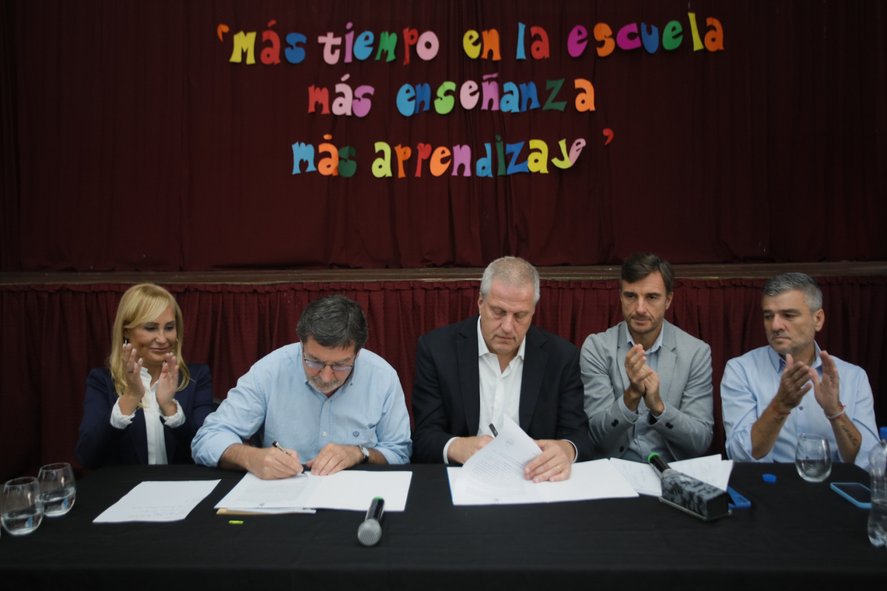 A partir del mes que viene, 205 escuelas pasarán a tener jornada completa y otras 1300 insituciones sumarán una hora de clases adicional.