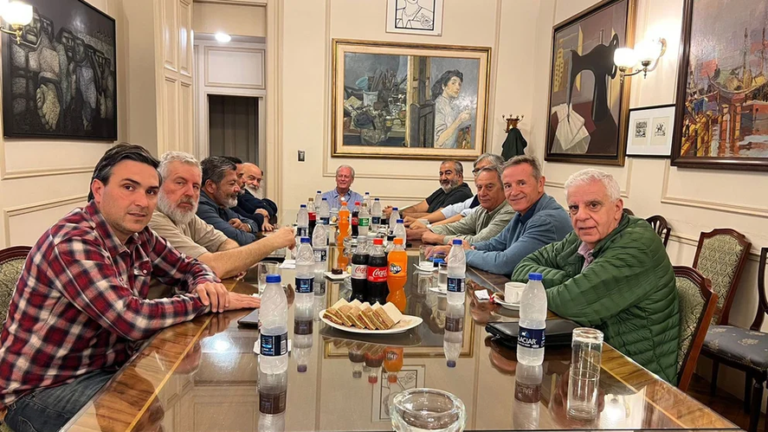 Máxima tensión en el Frente de Todos: La Cámpora y los intendentes contra el Evita y la CGT