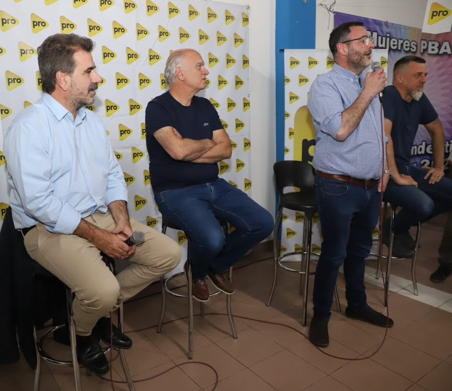 El intendente de Lanús, Néstor Grindetti, lanzó anoche formalmente a la carrera por el sillón de Dardo Rocha y dejará el distrito a Diego Kravetz.