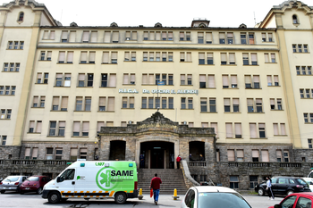 mar del plata: lo apunalo su familia, dejo el hospital sin el alta y se descompenso en un colectivo mar del plata: lo apunalo su familia, dejo el hospital sin el alta y se descompenso en un colectivo