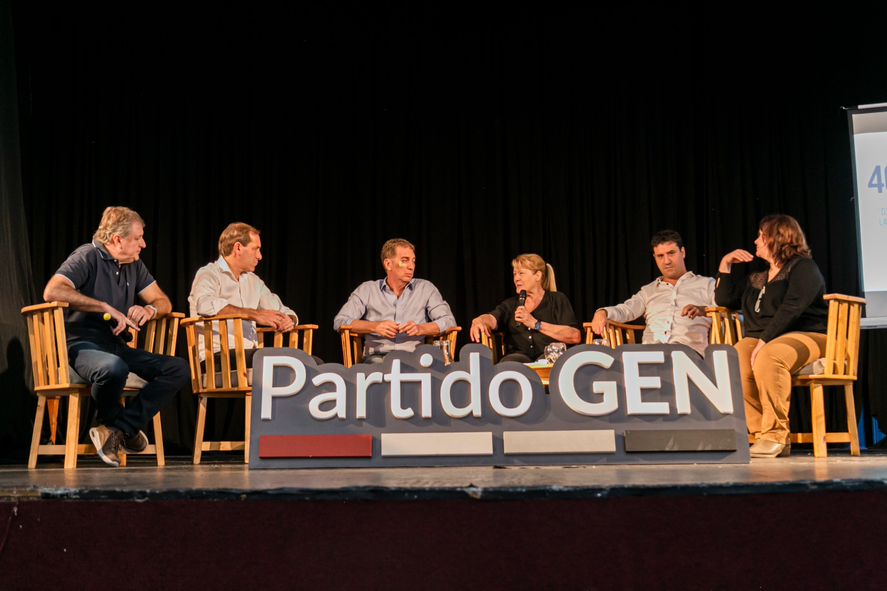 Julio Garro y Diego Santilli (PRO) junto a Maximiliano Abad (UCR) en el congreso del GEN que encabezó Margarita Stolbizer