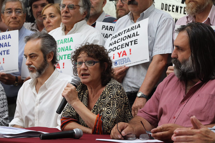 Los gremios piden paritaria antes que una hora más en las escuelas primarias
