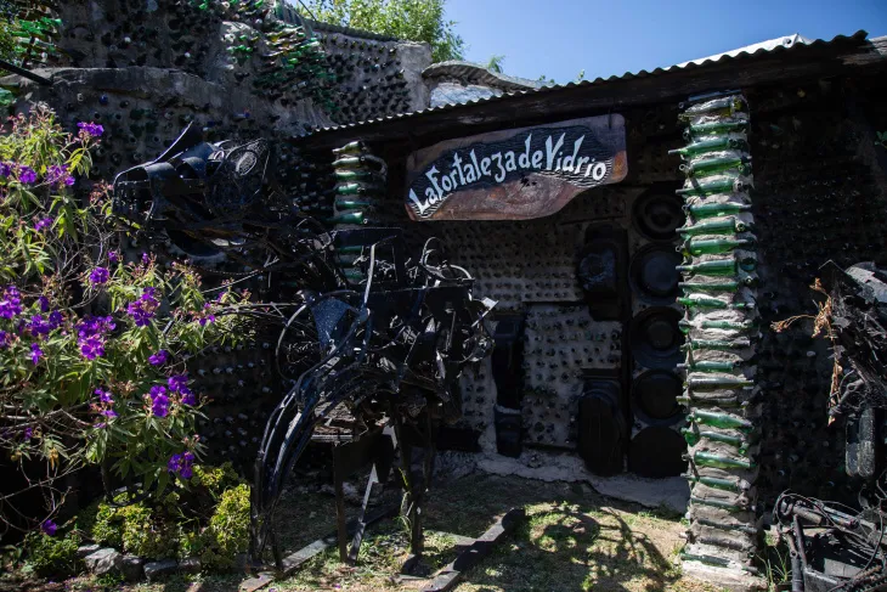 La fortaleza del Vidrio, una casa de Quilmes construida con botellas