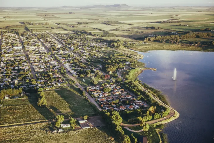 Puan desde el aire: la laguna, el pueblo y la torre