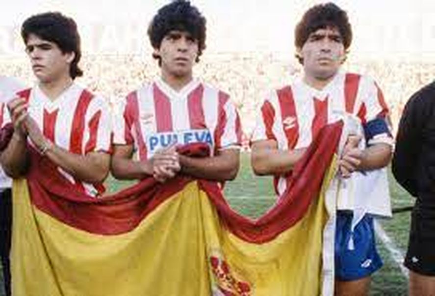 Los Maradona sean unidos: Diego y Hugo se sumaron en un amistoso del Granada donde Lalo dejó un grato recuerdo. 