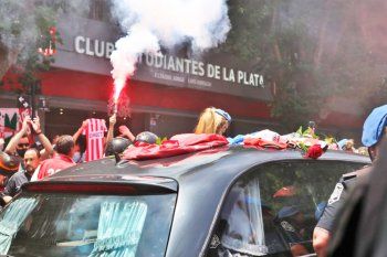 el adios a sabella en uno: asi lo despidio estudiantes