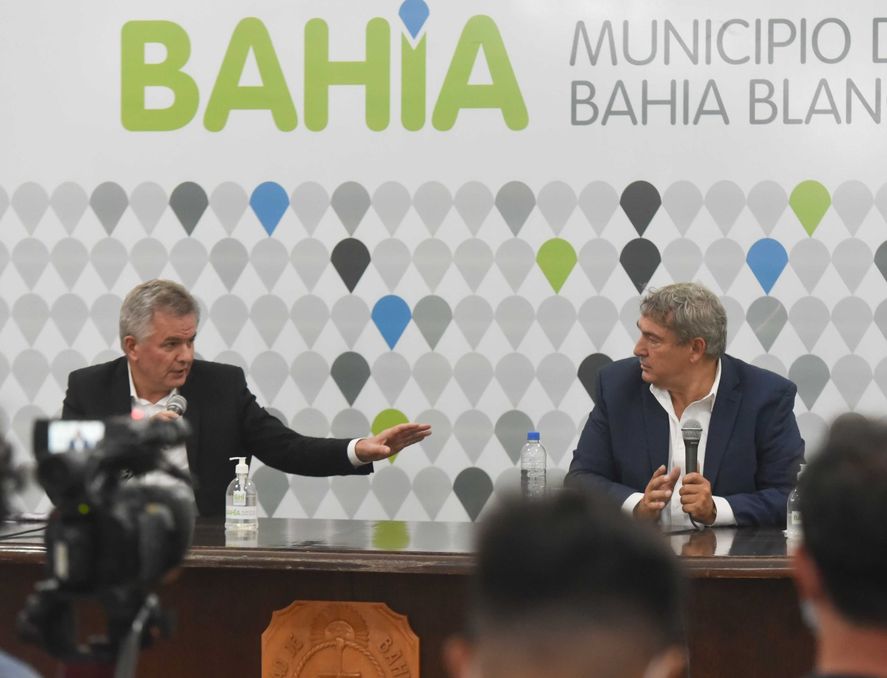 El ministro D'Onofrio junto al intendente de Bahía Blanca, Héctor Gay. Anunció Boleto Universitario en toda la Provincia.