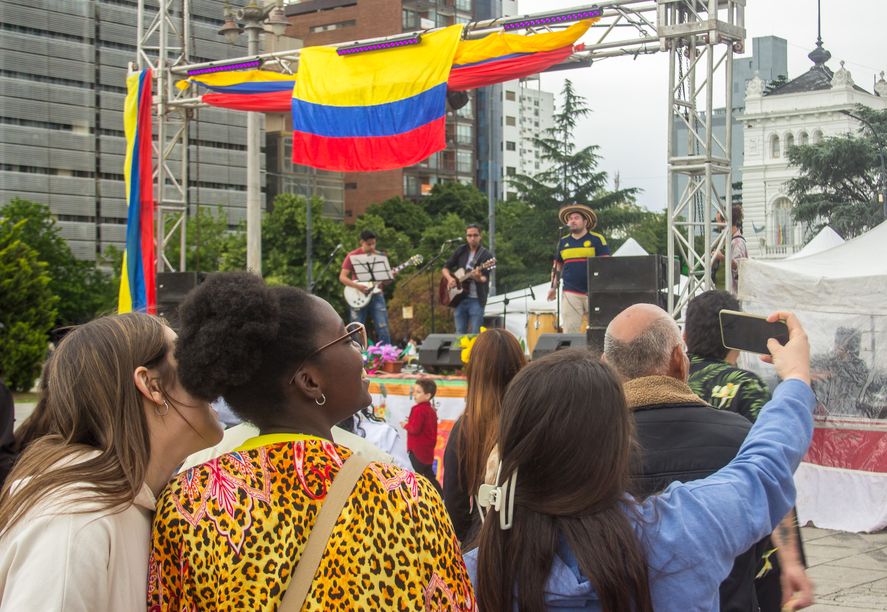 Grupos musicales convocaron la participación de las miles de personas que transitaron por la plaza y se sumaron a la celebración