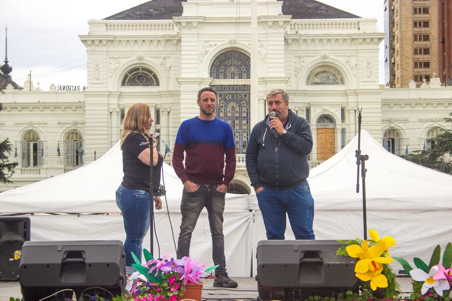 Autoridades municipales presentes en la celebración, acompañando a la organización del evento