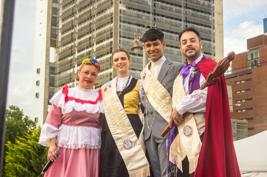 Representantes elegidos en la "Fiesta Provincial del inmigrante en Berisso" acompañaron a los residentes colombianos
