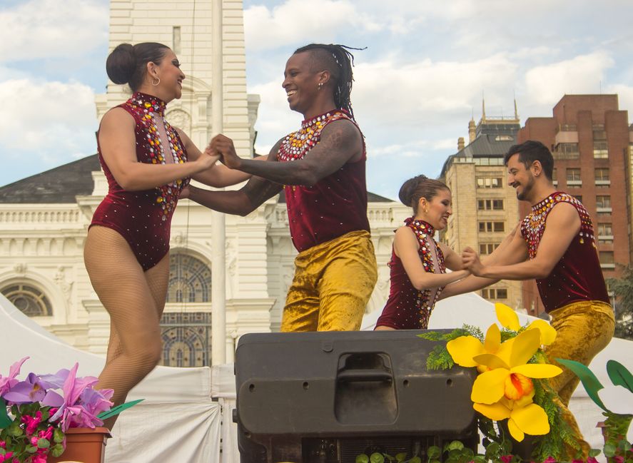 La compañía de danza y música "Alegria" fue unos de los grandes atractivos de la tarde