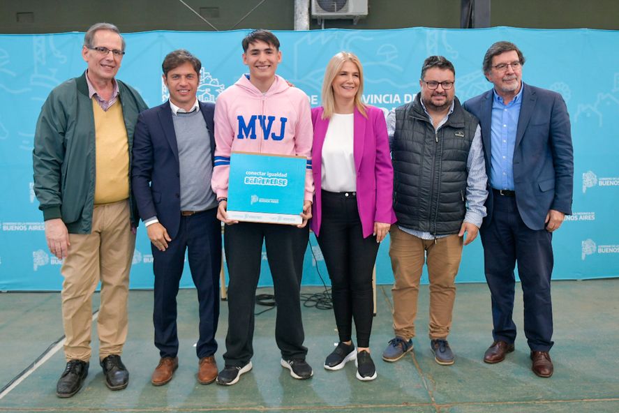 El gobernador Axel Kicillof, la vicegobernadora Verónica Magario y el ministro de Educación, Alberto Sileoni, junto a autoridades educativas en Capitán Sarmiento