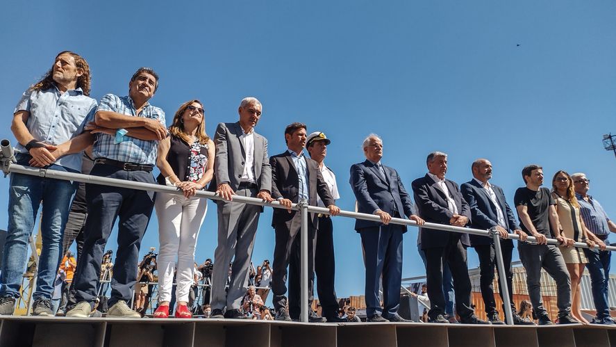 El gobernador Axel Kicillof, funcionarios provinciales, nacionales, intendentes y gremialistas en el Astillero Río Santiago - Foto: Noelia Torres para INFOCIELO