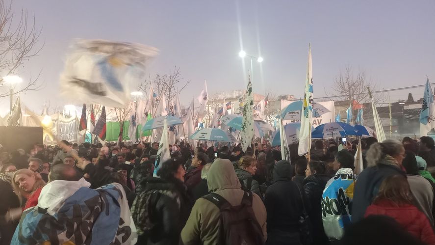 Afuera del polideportivo, la militancia escuchaba atentamente a Cristina Kirchner. Las imágenes de esta nota fueron tomadas con un Motorola Moto G41.