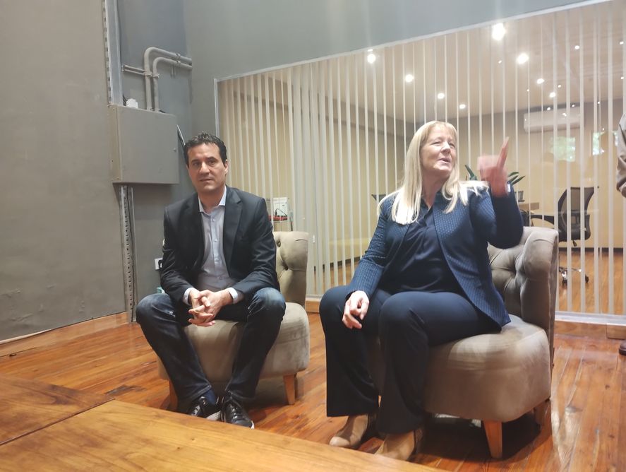 Maximiliano Abad (UCR) y Margarita Stolbizer (GEN), durante el encuentro en La Plata