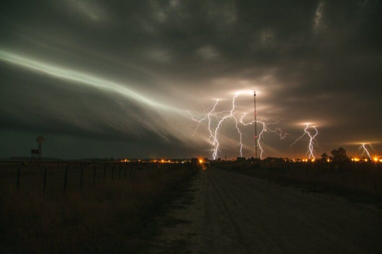 Cinco rayos en una foto: increíbles postales de la tormenta